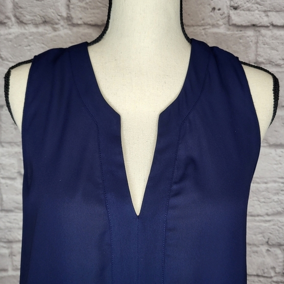 Lilly Pulitzer Gramercy blue sleeveless split v neckline ruffle hem top size M - Picture 4 of 11